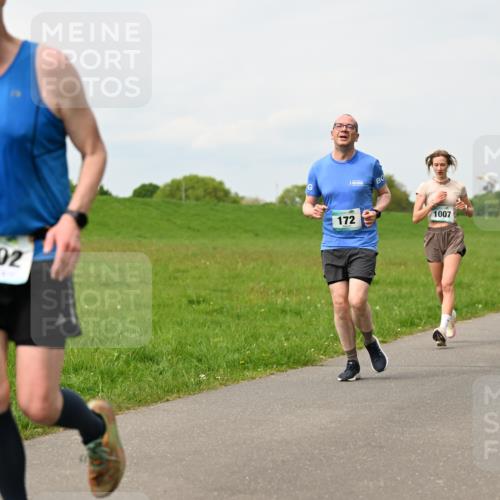 10.05.2026 - 8. Wedeler Halbmarathon Dr. Thomas Lammeyer http://msf.ph/oto/9699045 10.05.2026 11:35:49 Laufen 2202, 172, 1007, 2180 meine-sportfotos.de