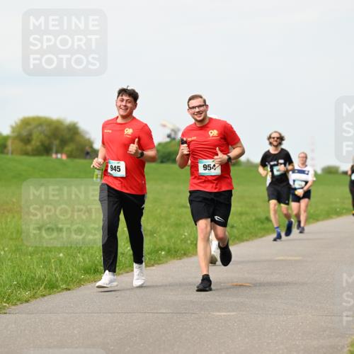 10.05.2026 - 8. Wedeler Halbmarathon Dr. Thomas Lammeyer http://msf.ph/oto/9699139 10.05.2026 11:36:09 Laufen 945, 954 meine-sportfotos.de