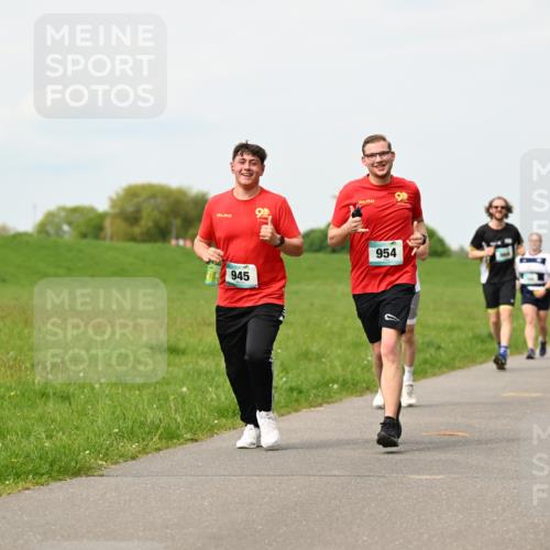 10.05.2026 - 8. Wedeler Halbmarathon Dr. Thomas Lammeyer http://msf.ph/oto/9699140 10.05.2026 11:36:09 Laufen 945, 954 meine-sportfotos.de
