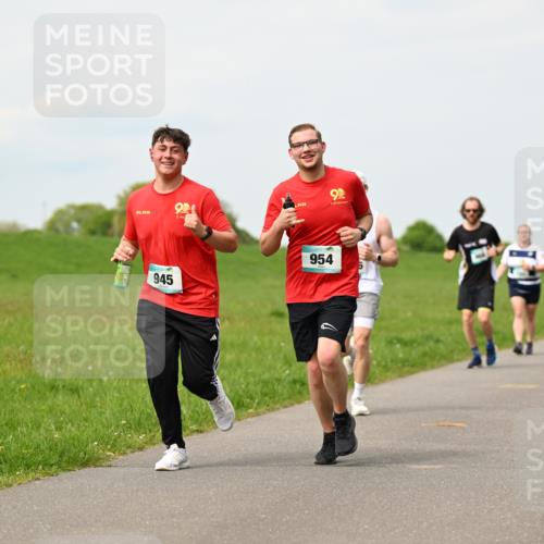 10.05.2026 - 8. Wedeler Halbmarathon Dr. Thomas Lammeyer http://msf.ph/oto/9699141 10.05.2026 11:36:10 Laufen 945, 954 meine-sportfotos.de