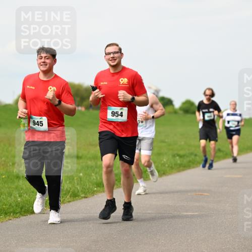 10.05.2026 - 8. Wedeler Halbmarathon Dr. Thomas Lammeyer http://msf.ph/oto/9699146 10.05.2026 11:36:10 Laufen 945, 954 meine-sportfotos.de
