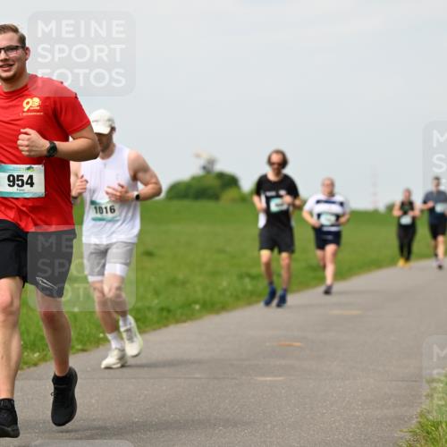 10.05.2026 - 8. Wedeler Halbmarathon Dr. Thomas Lammeyer http://msf.ph/oto/9699151 10.05.2026 11:36:11 Laufen 954, 1016 meine-sportfotos.de