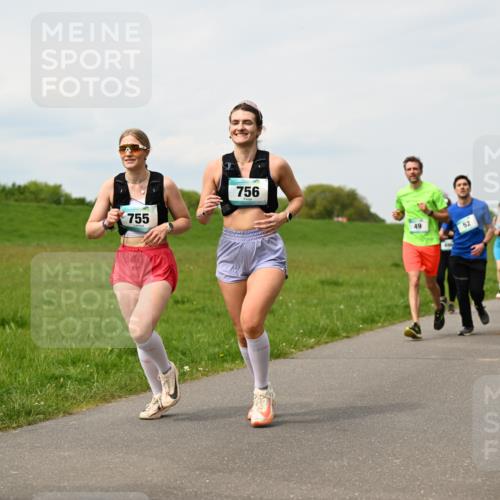 10.05.2026 - 8. Wedeler Halbmarathon Dr. Thomas Lammeyer http://msf.ph/oto/9699293 10.05.2026 11:36:42 Laufen 755, 756 meine-sportfotos.de