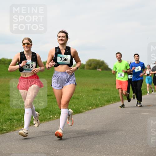 10.05.2026 - 8. Wedeler Halbmarathon Dr. Thomas Lammeyer http://msf.ph/oto/9699296 10.05.2026 11:36:42 Laufen 755, 756 meine-sportfotos.de