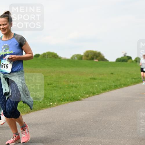 10.05.2026 - 8. Wedeler Halbmarathon Dr. Thomas Lammeyer http://msf.ph/oto/9699342 10.05.2026 11:36:50 Laufen 916 meine-sportfotos.de