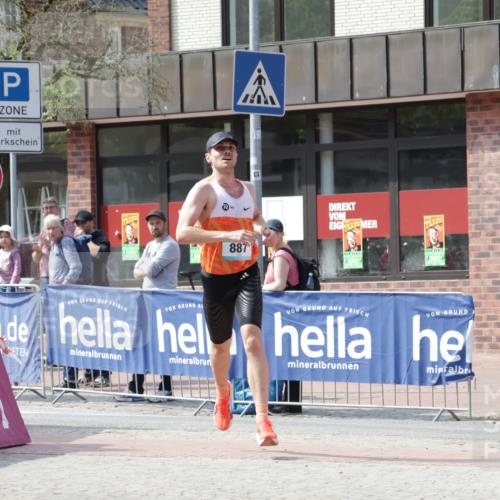 10.05.2026 - 8. Wedeler Halbmarathon Yannick Fuchs http://msf.ph/oto/9699507 10.05.2026 11:14:03 Ziel 887 meine-sportfotos.de