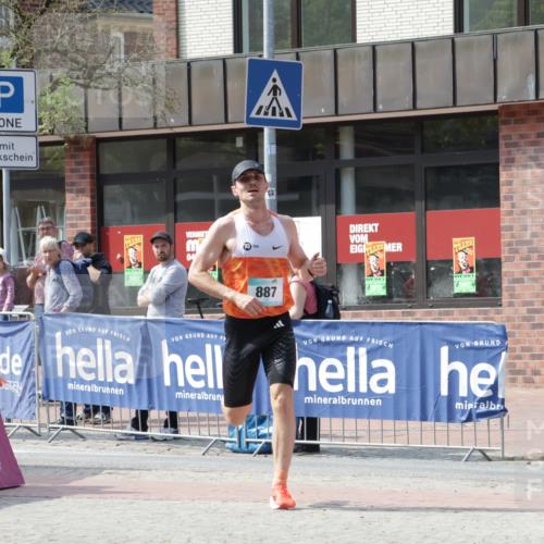 10.05.2026 - 8. Wedeler Halbmarathon Yannick Fuchs http://msf.ph/oto/9699509 10.05.2026 11:14:03 Ziel 887 meine-sportfotos.de