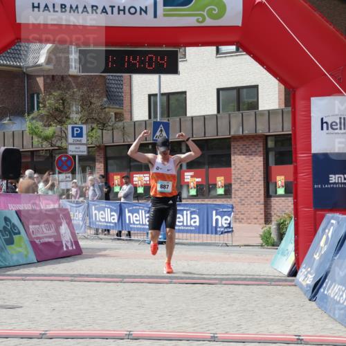 10.05.2026 - 8. Wedeler Halbmarathon Yannick Fuchs http://msf.ph/oto/9699517 10.05.2026 11:14:04 Ziel 887 meine-sportfotos.de