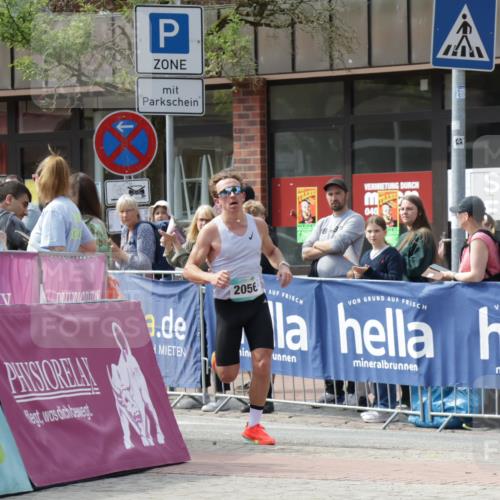 10.05.2026 - 8. Wedeler Halbmarathon Yannick Fuchs http://msf.ph/oto/9699585 10.05.2026 11:16:25 Ziel 2056 meine-sportfotos.de