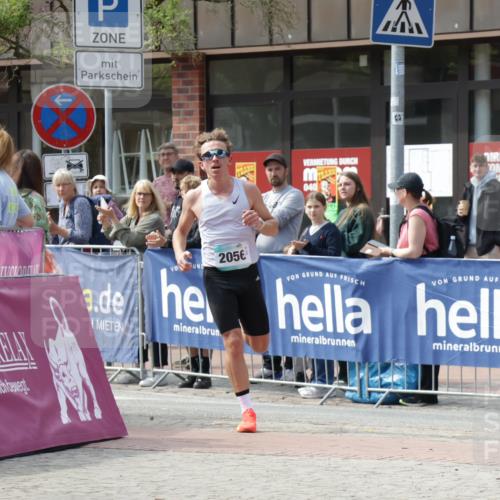 10.05.2026 - 8. Wedeler Halbmarathon Yannick Fuchs http://msf.ph/oto/9699590 10.05.2026 11:16:25 Ziel 2056 meine-sportfotos.de