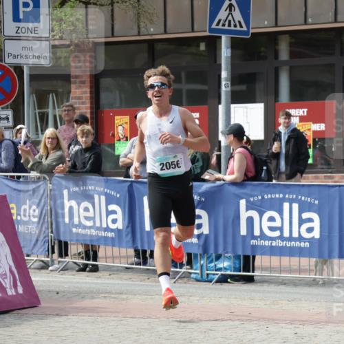 10.05.2026 - 8. Wedeler Halbmarathon Yannick Fuchs http://msf.ph/oto/9699601 10.05.2026 11:16:26 Ziel 2056 meine-sportfotos.de
