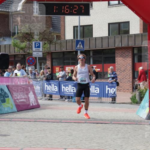 10.05.2026 - 8. Wedeler Halbmarathon Yannick Fuchs http://msf.ph/oto/9699618 10.05.2026 11:16:27 Ziel 2056 meine-sportfotos.de
