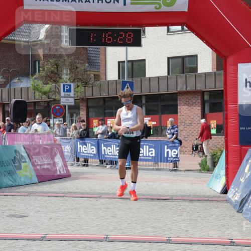 10.05.2026 - 8. Wedeler Halbmarathon Yannick Fuchs http://msf.ph/oto/9699630 10.05.2026 11:16:28 Ziel 2056 meine-sportfotos.de