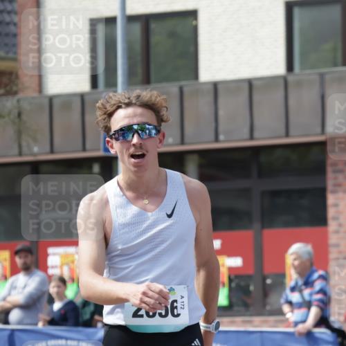 10.05.2026 - 8. Wedeler Halbmarathon Yannick Fuchs http://msf.ph/oto/9699634 10.05.2026 11:16:30 Ziel 2056 meine-sportfotos.de