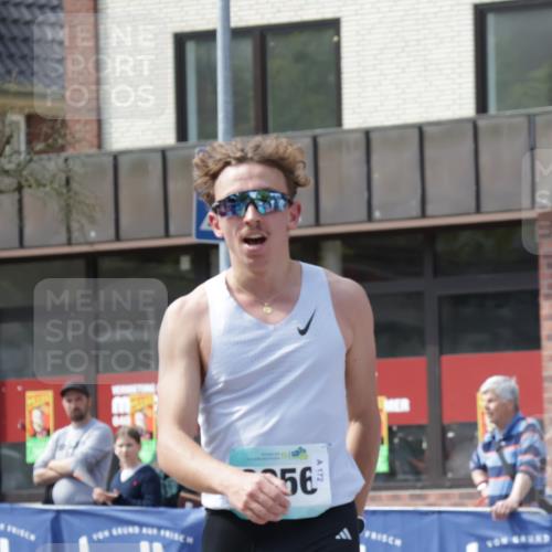 10.05.2026 - 8. Wedeler Halbmarathon Yannick Fuchs http://msf.ph/oto/9699637 10.05.2026 11:16:30 Ziel 2056 meine-sportfotos.de