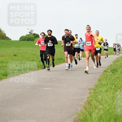 10.05.2026 - 8. Wedeler Halbmarathon Dr. Thomas Lammeyer http://msf.ph/oto/9699643 10.05.2026 11:37:49 Laufen 102, 914, 719, 2237, 2108, 370 meine-sportfotos.de