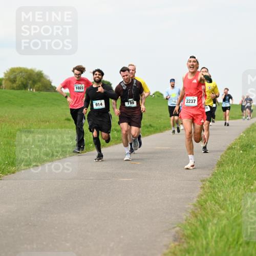 10.05.2026 - 8. Wedeler Halbmarathon Dr. Thomas Lammeyer http://msf.ph/oto/9699663 10.05.2026 11:37:51 Laufen 1023, 914, 719, 2108, 2237 meine-sportfotos.de
