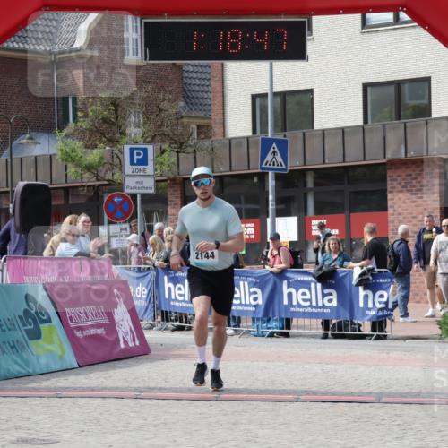 10.05.2026 - 8. Wedeler Halbmarathon Yannick Fuchs http://msf.ph/oto/9699860 10.05.2026 11:18:47 Ziel 2144 meine-sportfotos.de