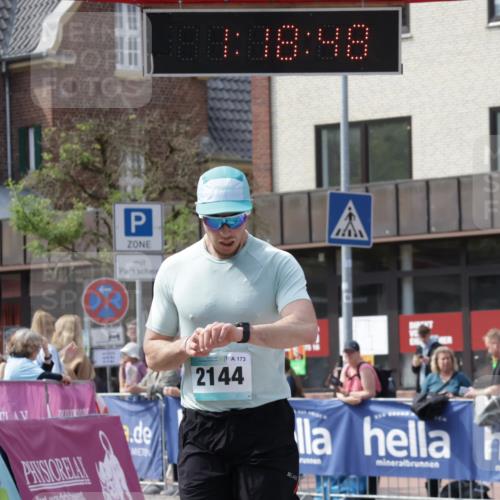 10.05.2026 - 8. Wedeler Halbmarathon Yannick Fuchs http://msf.ph/oto/9699873 10.05.2026 11:18:48 Ziel 2144 meine-sportfotos.de