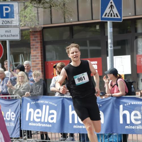 10.05.2026 - 8. Wedeler Halbmarathon Yannick Fuchs http://msf.ph/oto/9699890 10.05.2026 11:19:05 Ziel 961 meine-sportfotos.de