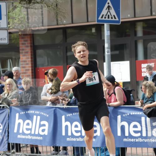 10.05.2026 - 8. Wedeler Halbmarathon Yannick Fuchs http://msf.ph/oto/9699892 10.05.2026 11:19:05 Ziel 961 meine-sportfotos.de
