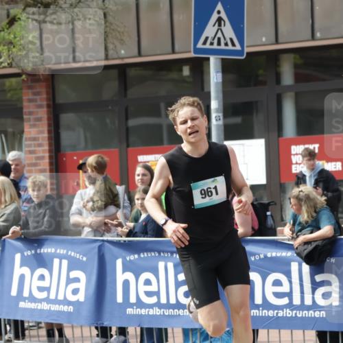 10.05.2026 - 8. Wedeler Halbmarathon Yannick Fuchs http://msf.ph/oto/9699894 10.05.2026 11:19:05 Ziel 961 meine-sportfotos.de