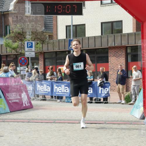 10.05.2026 - 8. Wedeler Halbmarathon Yannick Fuchs http://msf.ph/oto/9699910 10.05.2026 11:19:07 Ziel 961 meine-sportfotos.de