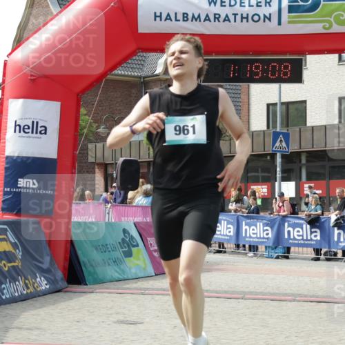 10.05.2026 - 8. Wedeler Halbmarathon Yannick Fuchs http://msf.ph/oto/9699926 10.05.2026 11:19:08 Ziel 961 meine-sportfotos.de