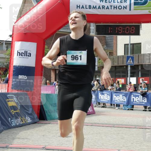 10.05.2026 - 8. Wedeler Halbmarathon Yannick Fuchs http://msf.ph/oto/9699928 10.05.2026 11:19:08 Ziel 961 meine-sportfotos.de