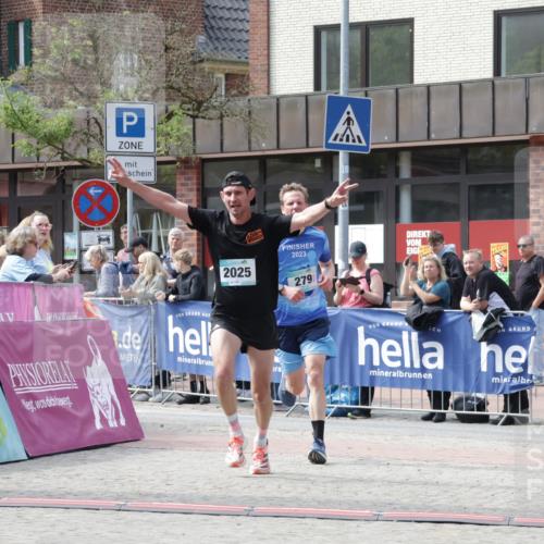 10.05.2026 - 8. Wedeler Halbmarathon Yannick Fuchs http://msf.ph/oto/9699991 10.05.2026 11:19:43 Ziel 279, 2025 meine-sportfotos.de