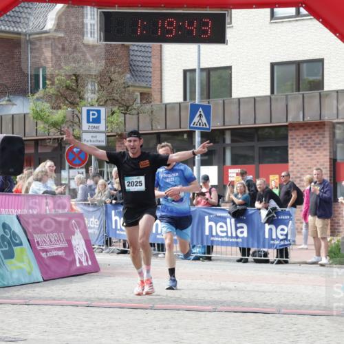 10.05.2026 - 8. Wedeler Halbmarathon Yannick Fuchs http://msf.ph/oto/9699996 10.05.2026 11:19:43 Ziel 279, 2025 meine-sportfotos.de