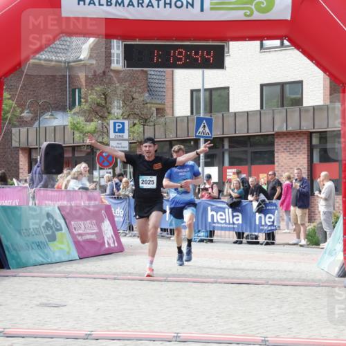 10.05.2026 - 8. Wedeler Halbmarathon Yannick Fuchs http://msf.ph/oto/9699999 10.05.2026 11:19:43 Ziel 279, 2025 meine-sportfotos.de