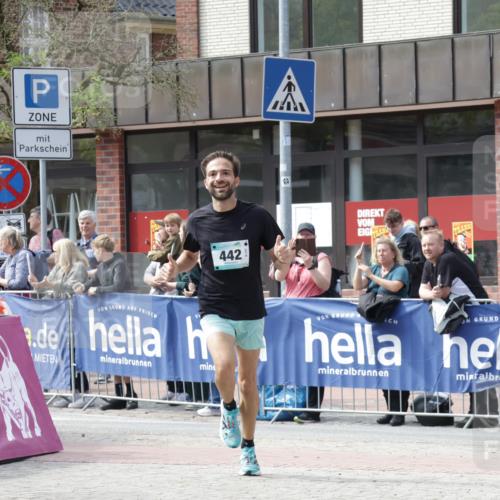 10.05.2026 - 8. Wedeler Halbmarathon Yannick Fuchs http://msf.ph/oto/9700036 10.05.2026 11:19:47 Ziel 279, 442, 2025 meine-sportfotos.de