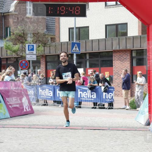 10.05.2026 - 8. Wedeler Halbmarathon Yannick Fuchs http://msf.ph/oto/9700047 10.05.2026 11:19:48 Ziel 279, 442, 2025 meine-sportfotos.de