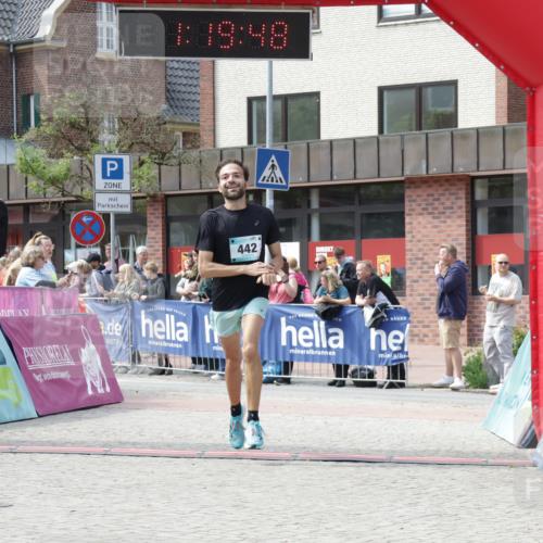 10.05.2026 - 8. Wedeler Halbmarathon Yannick Fuchs http://msf.ph/oto/9700049 10.05.2026 11:19:48 Ziel 279, 442, 2025 meine-sportfotos.de