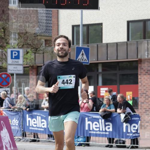 10.05.2026 - 8. Wedeler Halbmarathon Yannick Fuchs http://msf.ph/oto/9700054 10.05.2026 11:19:49 Ziel 279, 442, 619, 2025 meine-sportfotos.de