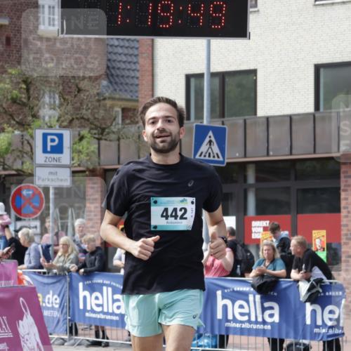10.05.2026 - 8. Wedeler Halbmarathon Yannick Fuchs http://msf.ph/oto/9700057 10.05.2026 11:19:49 Ziel 279, 442, 619, 2025 meine-sportfotos.de