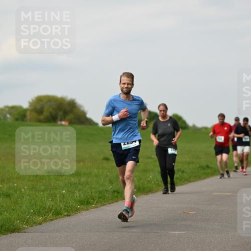 10.05.2026 - 8. Wedeler Halbmarathon Dr. Thomas Lammeyer http://msf.ph/oto/9700086 10.05.2026 11:38:59 Laufen 241 meine-sportfotos.de