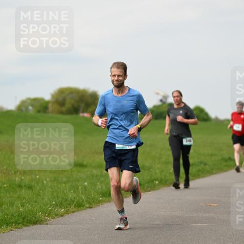 10.05.2026 - 8. Wedeler Halbmarathon Dr. Thomas Lammeyer http://msf.ph/oto/9700092 10.05.2026 11:39:00 Laufen 241 meine-sportfotos.de