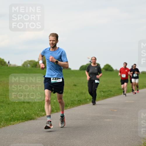 10.05.2026 - 8. Wedeler Halbmarathon Dr. Thomas Lammeyer http://msf.ph/oto/9700099 10.05.2026 11:39:00 Laufen 105 meine-sportfotos.de