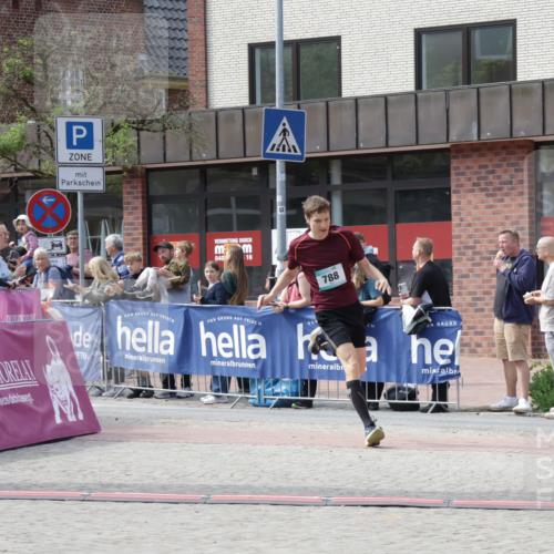 10.05.2026 - 8. Wedeler Halbmarathon Yannick Fuchs http://msf.ph/oto/9700106 10.05.2026 11:20:30 Ziel 788 meine-sportfotos.de