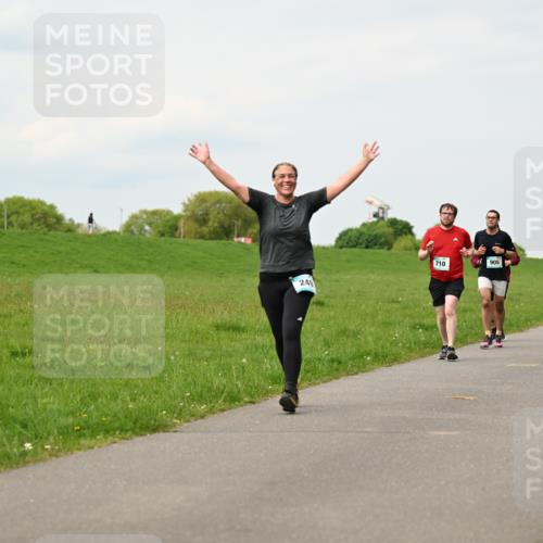 10.05.2026 - 8. Wedeler Halbmarathon Dr. Thomas Lammeyer http://msf.ph/oto/9700114 10.05.2026 11:39:03 Laufen 710, 905, 249 meine-sportfotos.de