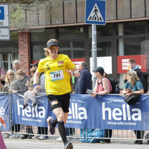 10.05.2026 - 8. Wedeler Halbmarathon Yannick Fuchs http://msf.ph/oto/9700153 10.05.2026 11:20:37 Ziel 788, 791 meine-sportfotos.de