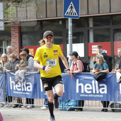 10.05.2026 - 8. Wedeler Halbmarathon Yannick Fuchs http://msf.ph/oto/9700156 10.05.2026 11:20:37 Ziel 788, 791 meine-sportfotos.de