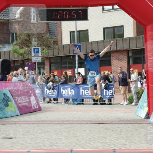 10.05.2026 - 8. Wedeler Halbmarathon Yannick Fuchs http://msf.ph/oto/9700240 10.05.2026 11:20:56 Ziel 816 meine-sportfotos.de