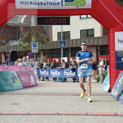 10.05.2026 - 8. Wedeler Halbmarathon Yannick Fuchs http://msf.ph/oto/9700253 10.05.2026 11:20:57 Ziel 816 meine-sportfotos.de