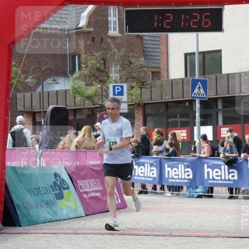 10.05.2026 - 8. Wedeler Halbmarathon Yannick Fuchs http://msf.ph/oto/9700305 10.05.2026 11:21:26 Ziel 339 meine-sportfotos.de