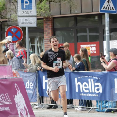 10.05.2026 - 8. Wedeler Halbmarathon Yannick Fuchs http://msf.ph/oto/9700331 10.05.2026 11:21:41 Ziel 837 meine-sportfotos.de