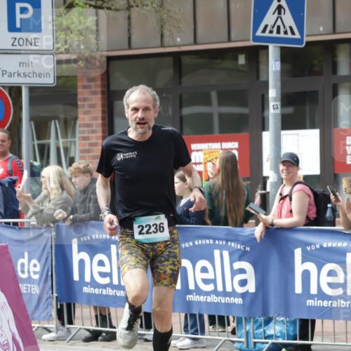 10.05.2026 - 8. Wedeler Halbmarathon Yannick Fuchs http://msf.ph/oto/9700362 10.05.2026 11:21:46 Ziel 828, 837, 2236 meine-sportfotos.de