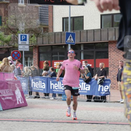 10.05.2026 - 8. Wedeler Halbmarathon Yannick Fuchs http://msf.ph/oto/9700381 10.05.2026 11:21:49 Ziel 828, 837, 2236 meine-sportfotos.de
